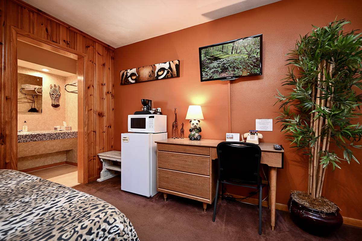 The Jungle Room 4 - Fountain Motel